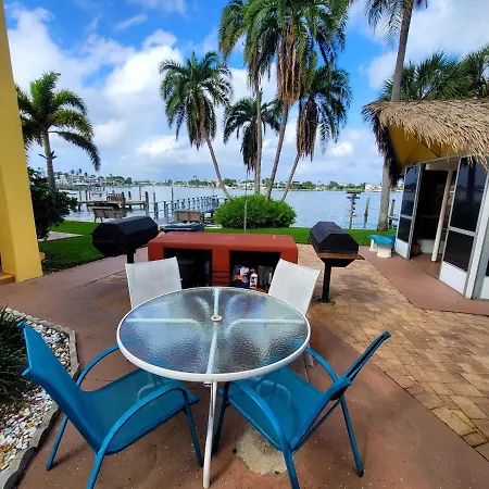 Searenity, Waterside Studio In The Heart Of Treasure Island, Walk To Beach